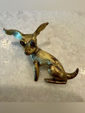 Vtg Brooch Pin Figural Sitting Chihuahua Dog Ruby Red Rhinestone Eyes Gold Tone